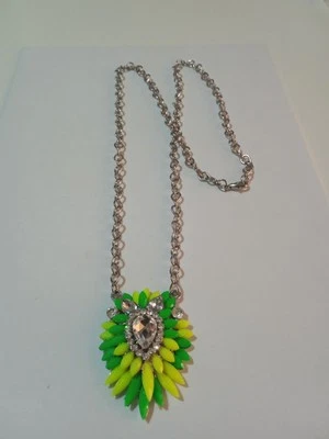 Collana lunga colore argento con pietre verde fluo donna - Immagine 1 di 3