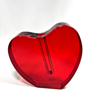 Vaso TIZO Neiman Marcus cristal vermelho formato de coração plano botão de flores - Imagem 1 de 4