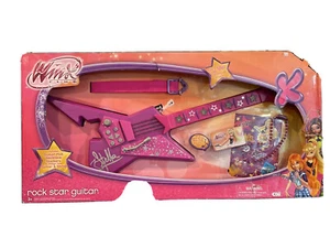 WINX CLUB 2012 ROCK STAR MUSIK SPIELEN GITARRENRIEMEN PICK HALSKETTE AUFKLEBER NEU - Bild 1 von 4