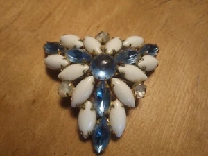 Vintage Juliana Milk Glass with Blue Rhinestone Pin Brooch - Mint Condition - Picture 1 of 3