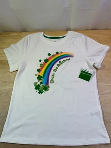 Neu Mädchen Celebrate St. Patrick's Day T-Shirt sagt Chase The Rainbow - schön anzusehen!!* - Bild 1 von 2