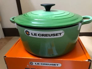 Le Creuset Cocotte Ronde 24 cm Rosmarin Kochtopf unbenutzt - Bild 1 von 7