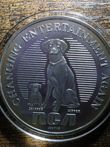 RCA Changing Entertainment Chipper & Nipper 1968 1 oz 999 plata fina arte redondo  - Imagen 1 de 5