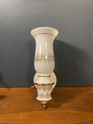 Aplique vintage blanco y dorado luz años 70 Hollywood Regency pantalla de flauta de vidrio Foto 1 de 4