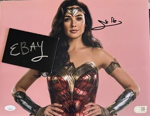 GAL GADOT SIGNED Photo WONDER WOMAN JSA Certified COA 11x14 - Bild 1 von 5