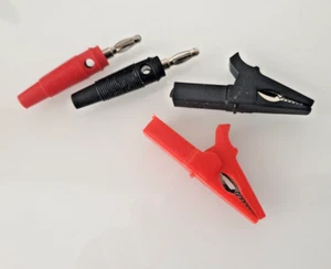 2 Krokodilklemmen isoliert und 2 Bananenstecker je 1x rot und 1x schwarz 4mm ø - Bild 1 von 3