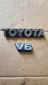 84-88 TOYOTA Front Grille EMBLEM/LOGO -1984-1988 HILUX PICKUP TRUCK 4Runner OEM  - Bild 1 von 12