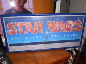 STAR WARS POSTER DIE ERSTEN ZEHN JAHRE [NUR EINES GERAHMT] SIGNIERT NUMMERIERT KOSTENLOSER VERSAND - Bild 1 von 24