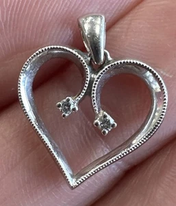 Pretty 10k Solid White Gold Natural Diamond Accent HEART SHAPED Pendant 1.1grams - Picture 1 of 7