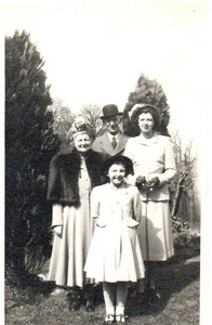 ALTES FOTO: FAMILIE AM BESTEN GEKLEIDET - Bild 1 von 1