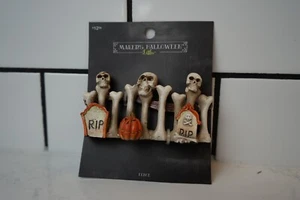 2017 Jo-Ann Stores Makers Halloween Littles - Skull Graveyard Miniature - Picture 1 of 4