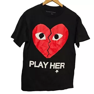 Black Scale BLVCK SCVLE x Comme Des Garcons"Play Her" T-Shirt Medium - Picture 1 of 3