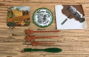 TRADER VIC'S Tiki Bar Swag Posavasos Swizzles Menehunes 7 Artículos 75 Aniversario - Imagen 1 de 9