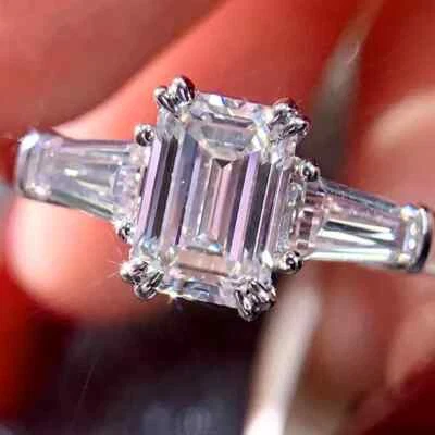 Помолвочное кольцо с тремя камнями муассанит огранки изумруд 3,75 карата покрытие белым золотом 14 карат - Изображение 1 из 4