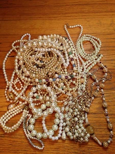 Lote de bisutería, algunas perlas, mezcla de collares y pulseras - Imagen 1 de 8