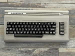Recapped Silver Label Commodore 64 - Odrestaurowany, przetestowany, rzadki retro złoty klasyczny - Zdjęcie 1 z 12