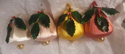 Juego de 4 adornos de árbol de Navidad de satén hilado de colección campanas vidrio mercurio acebo rosa Foto 1 de 4