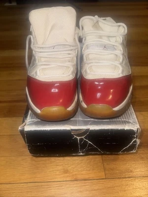 Talla 8.5 - Nike Air Jordan 11 Retro 2001 Low Cherry Varsity Red Jumpman 23 GOAT Foto 1 de 4
