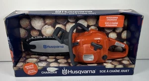 Motosega giocattolo Husqvarna 440 X-TORQ serie E età 3+ dettagli realistici  - Foto 1 di 8