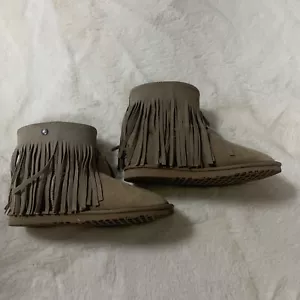 Stivali Koolaburra in pelle di pecora marrone con nappe. Donna taglia 7. Pelliccia mulinello usata in ottime condizioni. - Foto 1 di 14