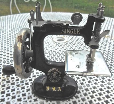  JOUET ANCIEN EN MÉTAL. MACHINE A COUDRE .SINGER.USA - Photo 1/4