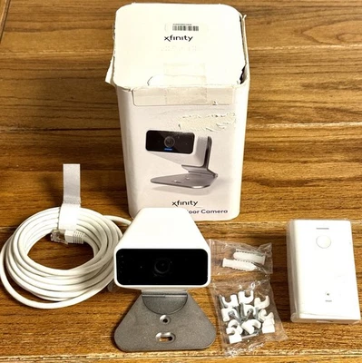 Sistema de seguridad detector de movimiento de audio bidireccional cámara interior + exterior XFINITY Foto 1 de 4