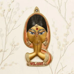 Colorful Welcome Lady Metal Wall Hanging - Bild 1 von 3