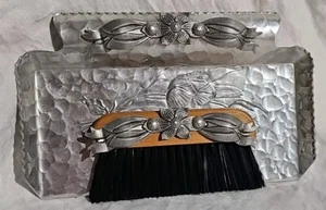 De colección Rodney Kent Martillado Aluminio Floral Miga Bandeja y Cepillo Barrido Set 444 Usado en Excelente Condición - Imagen 1 de 11