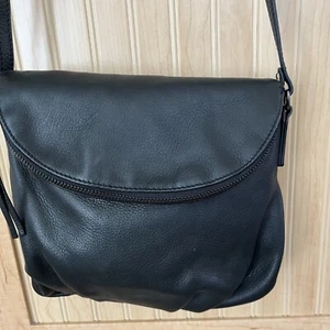 Margot Adelle Black Pebbled Leather Crossbody Fold Over Zip Bag Designer EUC - Picture 1 of 11