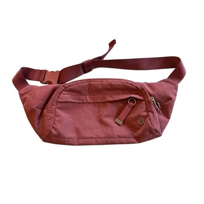 Bolso Cinturón Lululemon On The Beat Tinte Cereza Foto 1 de 4