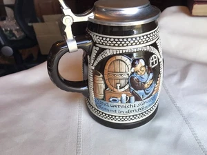 Birra tedesca K. Monk Stein dipinta a mano con coperchio in peltro con detti tedeschi su entrambi Sd - Foto 1 di 8