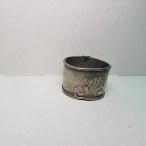 Antiguo anillo servilletero placa plata peltre en relieve floral Art Nouveau c1900 - Imagen 1 de 9