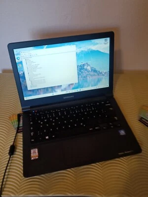 SAMSUNG 905E QUAD CORE AMD 4gb 13,3" amd radeon hd8250 256gb nvme  WIN11 - Immagine 1 di 4