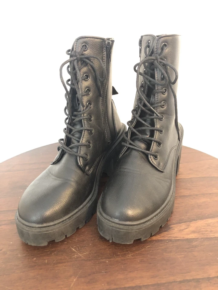 Botas Charlotte Russe Y2K Talla 7 Negras Imitación Cuero Tacón Grueso Plataforma Cremallera Tobillo Foto 1 de 4