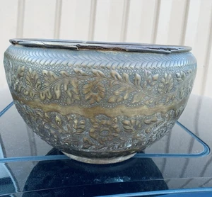 Fioriera vintage in ottone goffrato - Foto 1 di 5