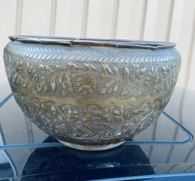 Maceta vintage de latón en relieve Foto 1 de 4