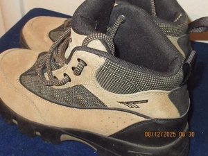 Ladies Hi Tec size 8 1/2 shoes - Picture 1 of 5