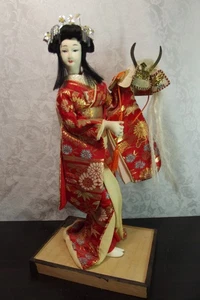 Muñeca Geisha Japonesa De Colección en Kimono con Casco Samurai Kabuto - 14" - Años 60 - Imagen 1 de 8