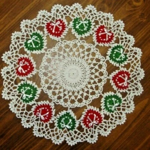 ~TAMS RED GREEN CHRISTMAS HEARTS DOILY~HAND CROCHETED~NOEL~HOLIDAY~LOVE~~ - Picture 1 of 3