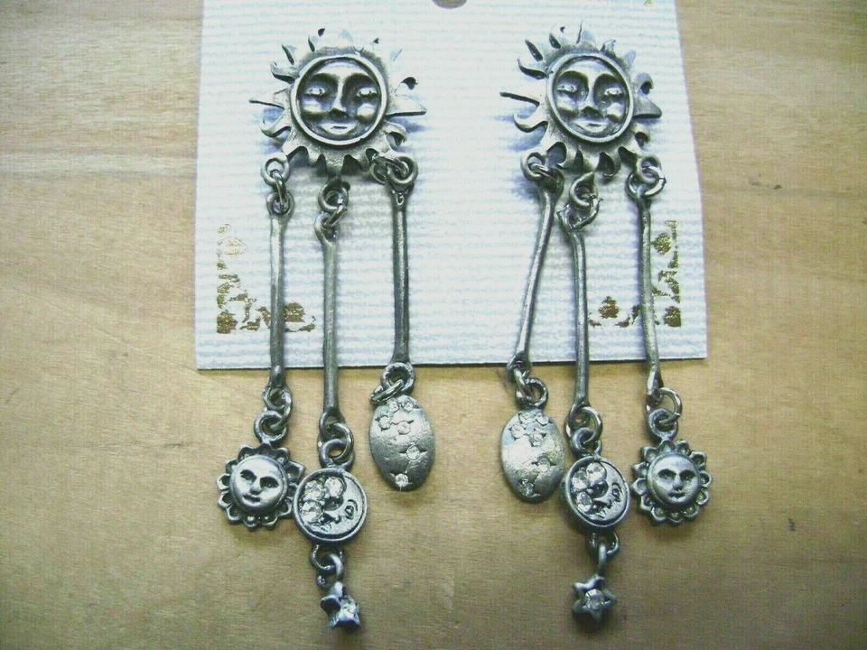 NUEVO CON ETIQUETAS - PENDIENTES PERFORADOS PELTRE HIPPIE/HOBO DANGLEY SOL CON CARA, LUNA, ESTRELLAS Foto 1 de 4