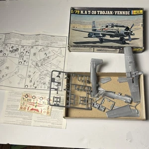 Modellino aereo vintage Heller N.A T-28 Trojan / Fennec completo 1/72 in plastica n.279 - Foto 1 di 13