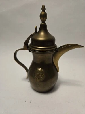 Cafetera Dallah de Colección Latón Beduino Cuero y Latón Envuelto Mango Diseño Tallado Foto 1 de 4