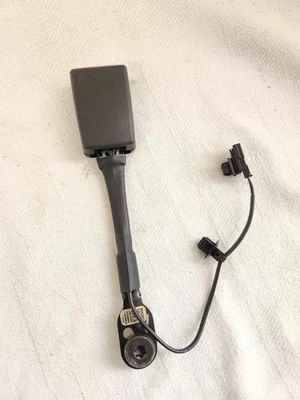 2016-2019 Chevrolet Cruze PASSENGER side FRONT seat belt buckle end; black Foto 1 de 4