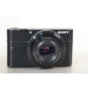 Sony Cyber-Shot RX100 Kamera - Digitalkamera - Kompaktkamera mit 20,1 Megapixeln - Bild 1 von 6