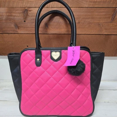 Bolso de Mano Betsey Johnson Fushia y Negro Acolchado Alado BR22895 Rosa Foto 1 de 4