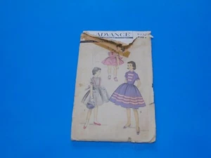 Vintage 1950er Jahre Advance Nähmuster 8250 Mädchen Kleid mit Stirn Größe 4  - Bild 1 von 3