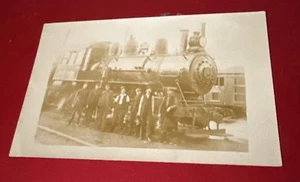 Postal RPPC principios de 1900 hombres frente al tren - Imagen 1 de 2