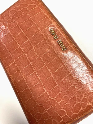 MIU MIU CARTEIRA LONGA VINTAGE PELE DE CROCODILO COM ZÍPER EM TORNO DE COURO ROSA ITÁLIA - Imagem 1 de 4