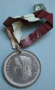 Queen Victoria medal ribbon LEWIS Birmingham Golden Jubilee 1887 collectible - Foto 1 di 2