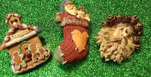 3 broches prendedores de Navidad vintage pan de jengibre casa Santa Claus muñeco de nieve - Imagen 1 de 5
